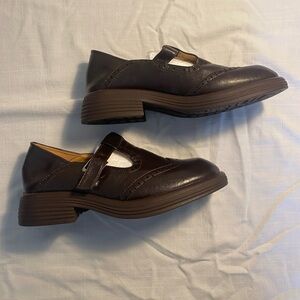 Elegant Mary Janes made of leather